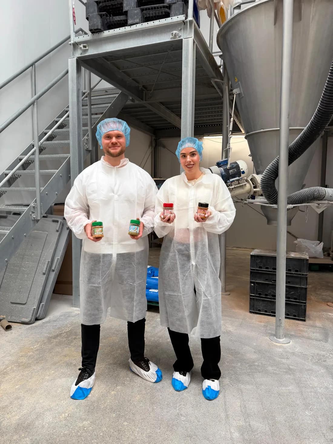 Het TastyChef-team in de kruidenfabriek met de kruidenmixen